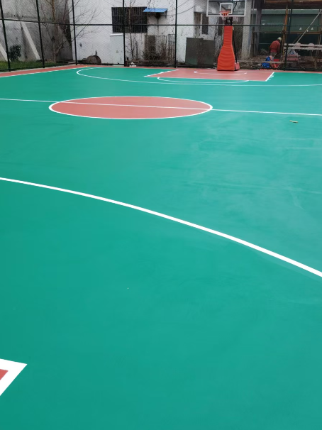 成华 球场长期使用易出现地面开裂